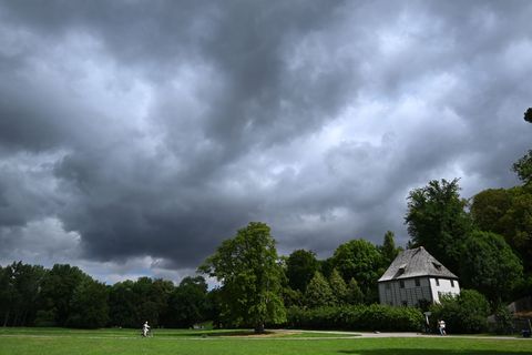 Unwetter haben in Thüringen am Sonntagabend vielerorts Einsätze der Feuerwehr ausgelöst. (Symbolbild) Foto: Martin Schutt/dpa