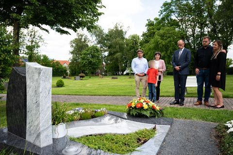 Zusammen mit Witwe Irmgard Braun-Lübcke (2.v.l.) und weiteren Angehörigen hat Bundeskanzler Friedrich Merz (CDU) das Grab von Wa