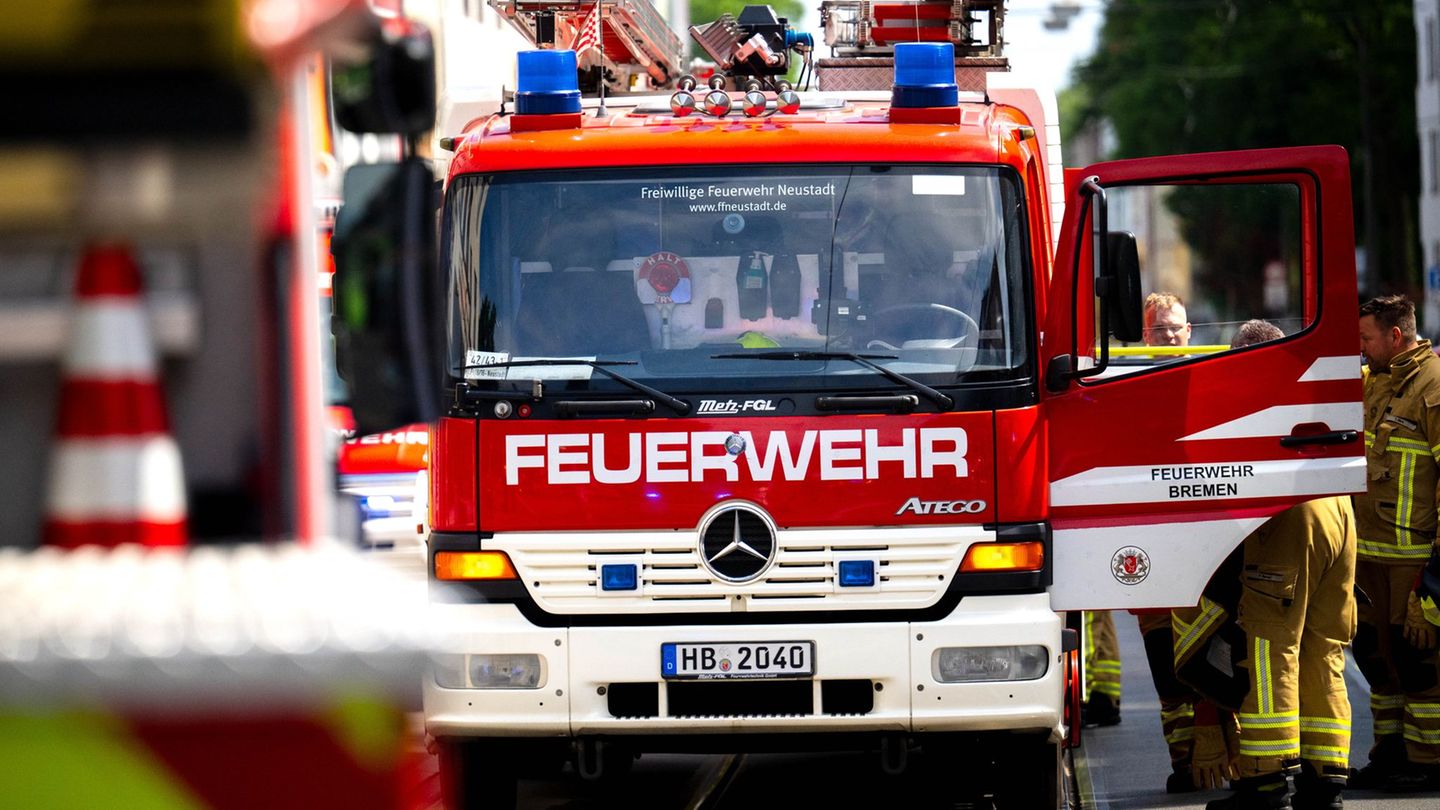 Die Feuerwehr war bei dem Brand in Bremen-Walle mit vielen Einsatzkräften vor Ort. (Symbolbild) Foto: Sina Schuldt/dpa