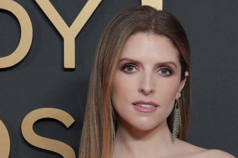 Anna Kendrick inszeniert den Bestseller „Die sieben Männer der Evelyn Hugo“.