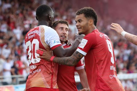 Würzburg feiert die Rückkehr in die dritte Liga. Foto: Karl-Josef Hildenbrand/dpa