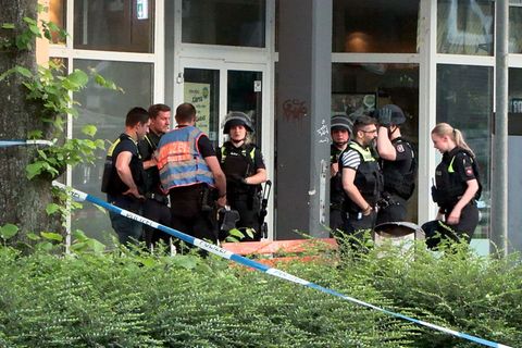 Die Polizei rückte mit einem Großaufgebot in die Innenstadt aus und sperrte den Bereich um den Tatort weiträumig ab. Foto: Sebas