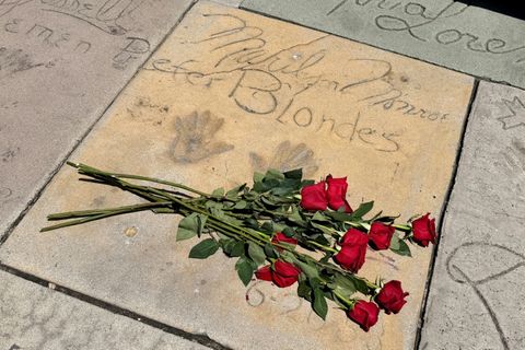 Rosen auf den Handabdrücken von Marilyn Monroe