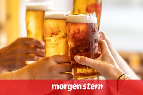 Alkohol-Konsum in Deutschland: Menschen stoßen mit Bier an