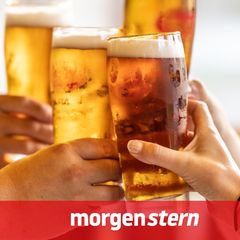 Alkohol-Konsum in Deutschland: Menschen stoßen mit Bier an