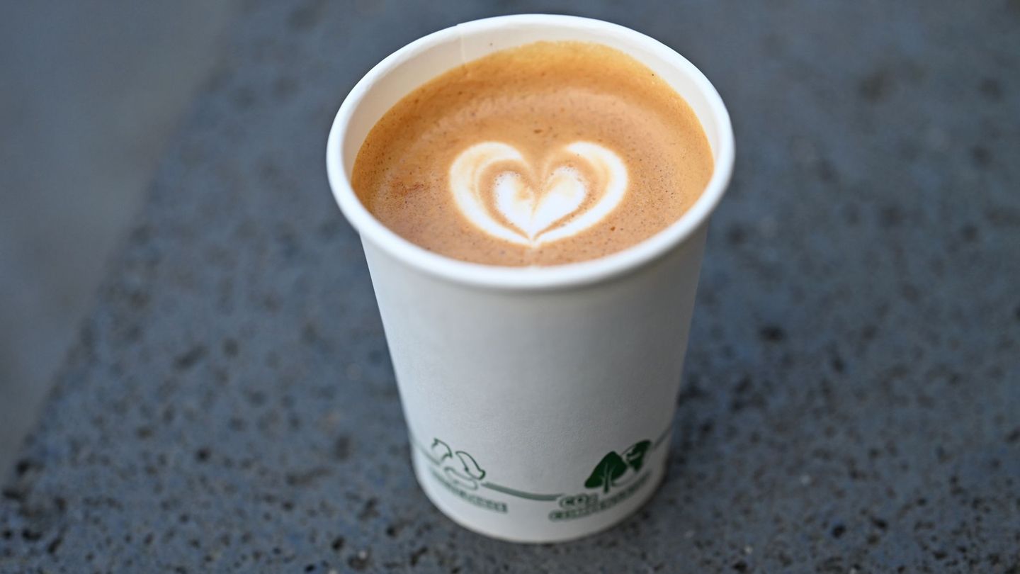 Ein Cappuccino kostet in Deutschland im Schnitt 3,57 Euro - und damit 10 Cent mehr als im vergangenen Jahr. Foto: Michael Brandt