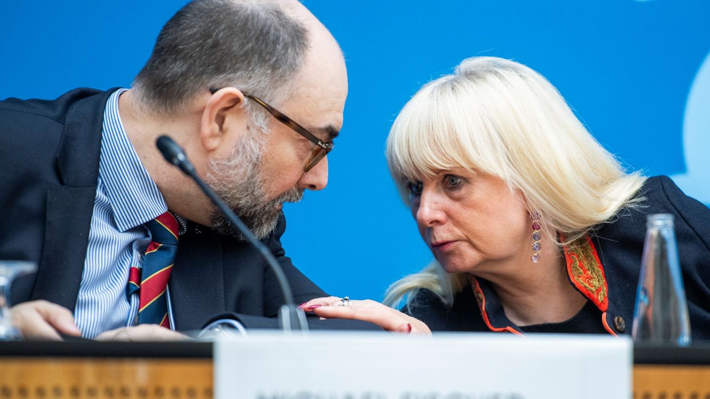 Der Leiter des Berliner erfassungsschutzes, Michael Fischer und Innensenatorin Iris Spranger (SPD) stellen den neuen Verfassungs