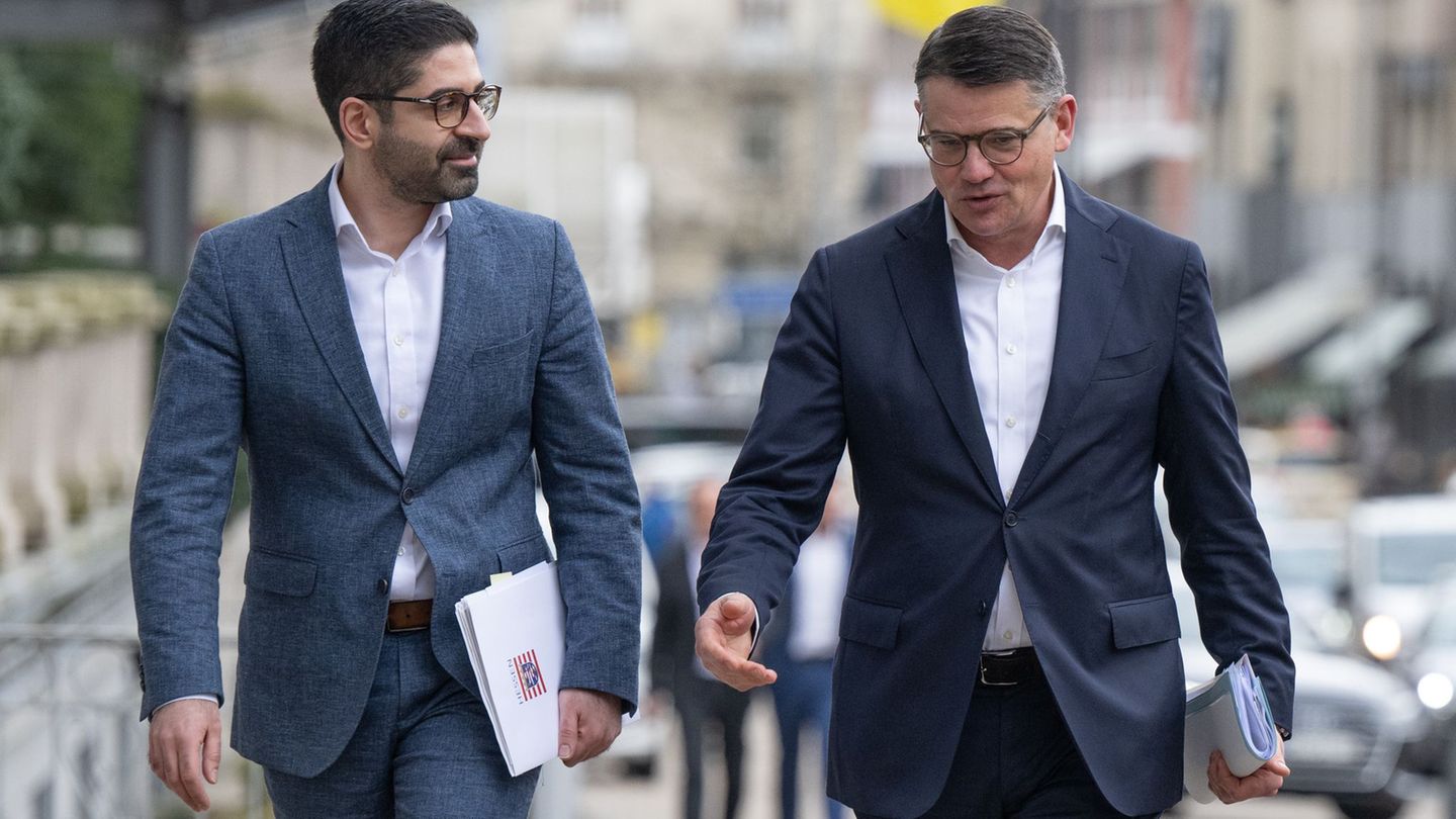 Ministerpräsident Rhein (CDU, r.) und sein Stellvertreter Mansoori (SPD) wollen auf ihre Arbeit zurückblicken und den Blick auf