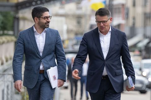 Ministerpräsident Rhein (CDU, r.) und sein Stellvertreter Mansoori (SPD) wollen auf ihre Arbeit zurückblicken und den Blick auf