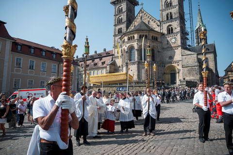 Die Prozession zieht vom Domberg in die Innenstadt. (Archivbild) Foto: Daniel Vogl/dpa