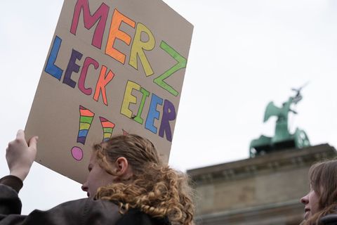 „Mehrzweckeier“ klingt sehr nach „Merz leck Eier“. (Archivbild) Foto: Sven Kaeuler/dpa