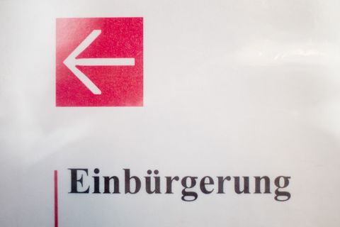 Tausende Menschen erhielten im vergangenen Jahr in den vier größten Städten Niedersachsens die deutsche Staatsangehörigkeit. (Sy