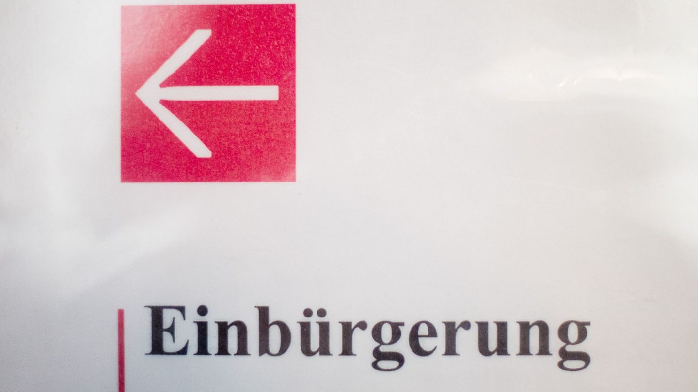Tausende Menschen erhielten im vergangenen Jahr in den vier größten Städten Niedersachsens die deutsche Staatsangehörigkeit. (Sy