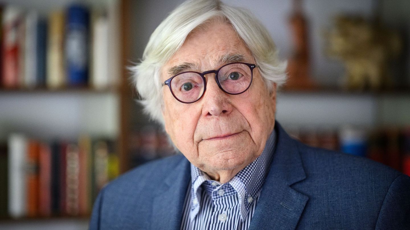 Bazon Brock hatte als bundesweit erster Professor einen Lehrstuhl für „Prophetie“ inne. Foto: Bernd von Jutrczenka/dpa