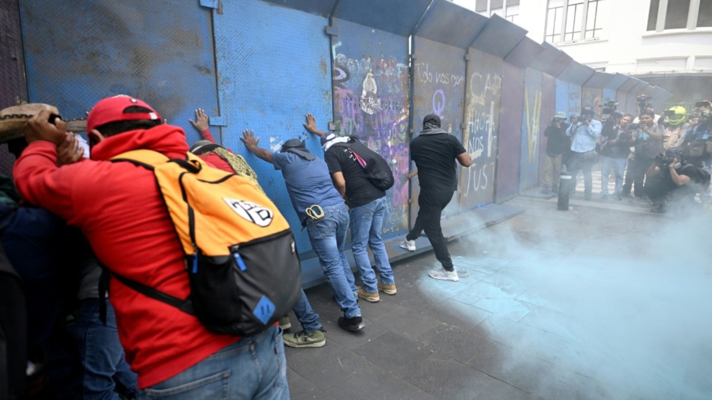 Zehn Tage vor der WM: Mexikos Polizei setzt Tränengas gegen Demonstranten ein