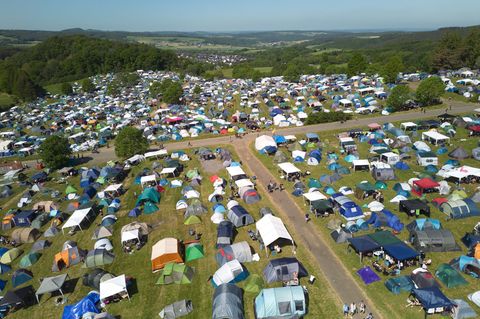 Für die Anreise zu Rock am Ring gibt es ein paar Tipps und Tricks. (Archivbild) Foto: Thomas Frey/dpa