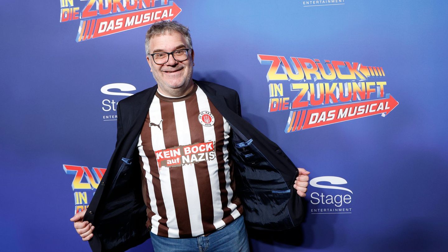Moderator Elton zeigte sich auf dem Roten Teppich und wird demnächst auch eine Gastrolle in dem Musical übernehmen. (Archivbild)