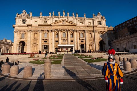 Die Besichtigung des Petersdoms in Rom ist kostenlos (Archivbild). Foto: Michael Kappeler/dpa