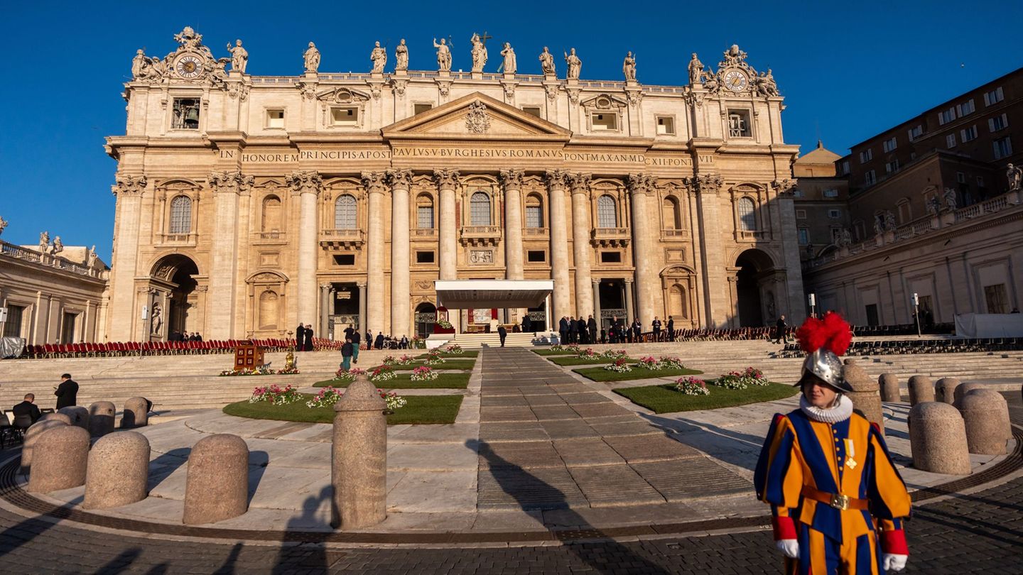 Die Besichtigung des Petersdoms in Rom ist kostenlos (Archivbild). Foto: Michael Kappeler/dpa