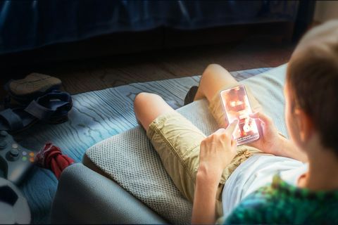 Um pornografische Inhalte zu sehen, müssen Kinder im Internet nicht unbedingt gezielt danach suchen. Foto: Getty/ZDF/dpa