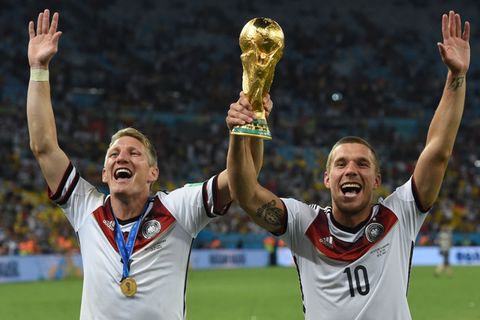 Bastian Schweinsteiger (l) und Lukas Podolski wurden 2014 auch gemeinsam Fußball-Weltmeister. (Archivbild) Foto: Andreas Gebert/