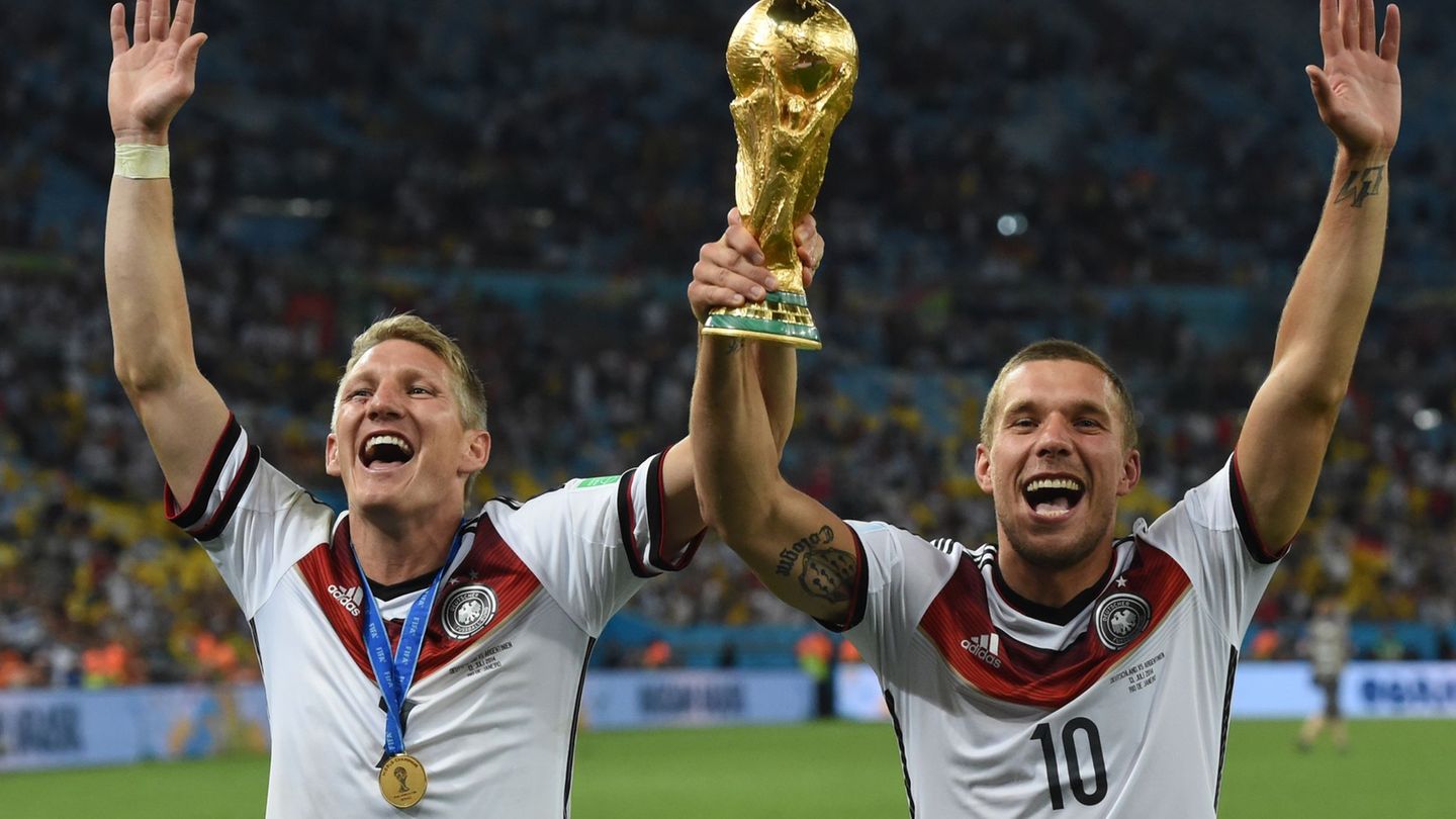 Bastian Schweinsteiger (l) und Lukas Podolski wurden 2014 auch gemeinsam Fußball-Weltmeister. (Archivbild) Foto: Andreas Gebert/