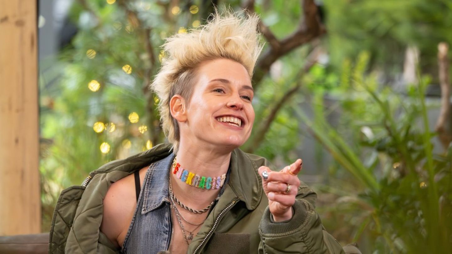 „Sing meinen Song - Das Tauschkonzert“: Die Punkrockerin Deine Cousine bietet ihre Lieder zum Tausch an.