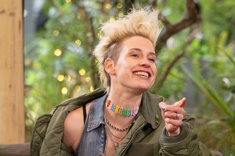 „Sing meinen Song - Das Tauschkonzert“: Die Punkrockerin Deine Cousine bietet ihre Lieder zum Tausch an.