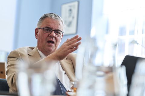 Der Bürgermeister von Nimwegen und Chef der Euregio Rhein-Waal, Hubert Bruls, kritisiert die deutschen Grenzkontrollen scharf. F