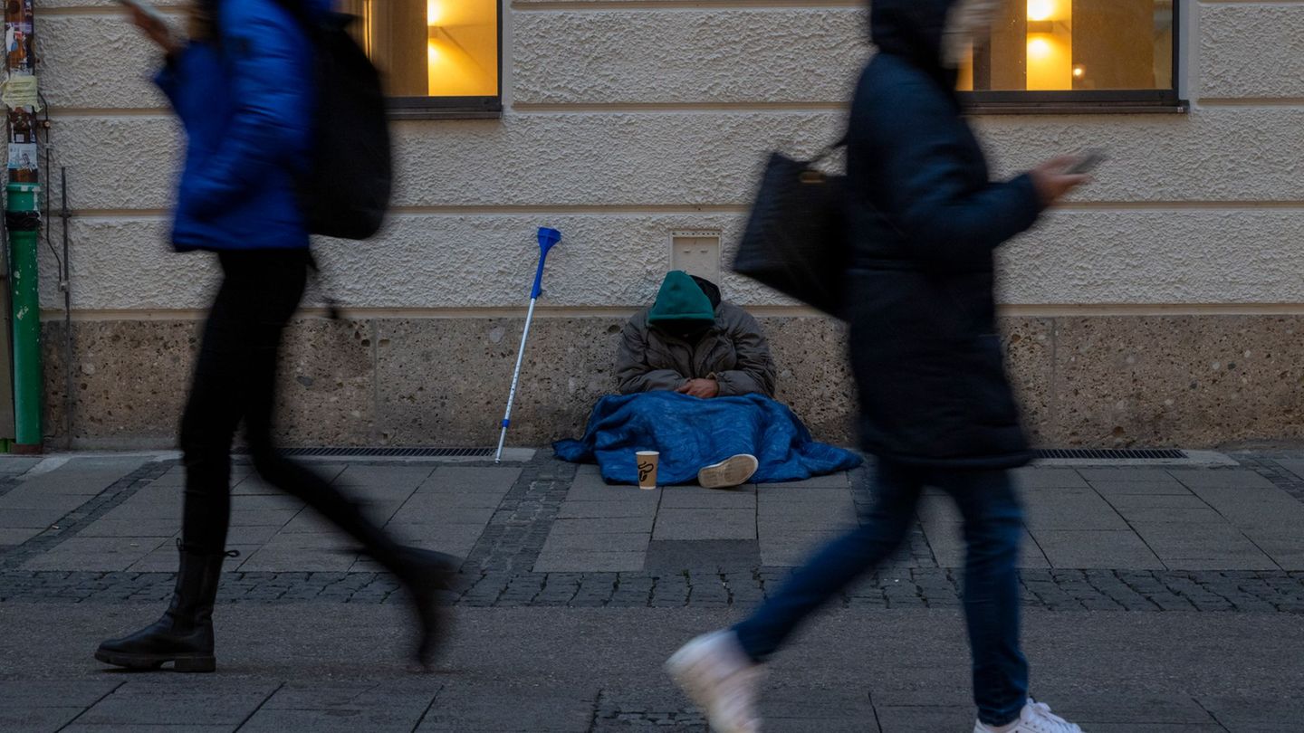 Ein Obdachloser in München. (Symbolbild) Foto: Peter Kneffel/dpa