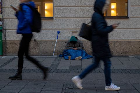 Ein Obdachloser in München. (Symbolbild) Foto: Peter Kneffel/dpa