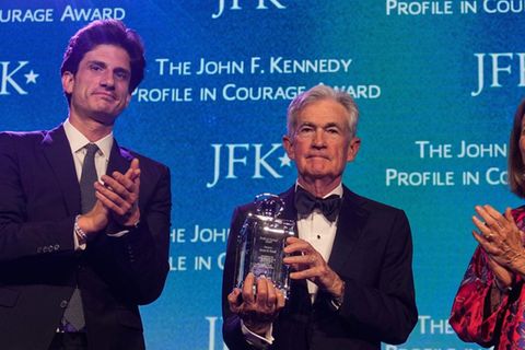 Jack Schlossberg (l.) und Caroline Kennedy zeichneten den ehemaligen Vorsitzenden der Federal Reserve, Jerome Powell, mit dem