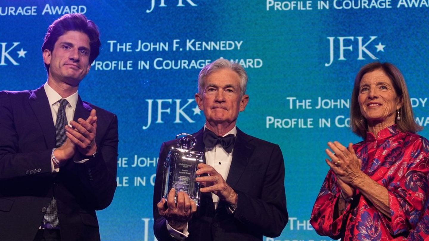 Jack Schlossberg (l.) und Caroline Kennedy zeichneten den ehemaligen Vorsitzenden der Federal Reserve, Jerome Powell, mit dem