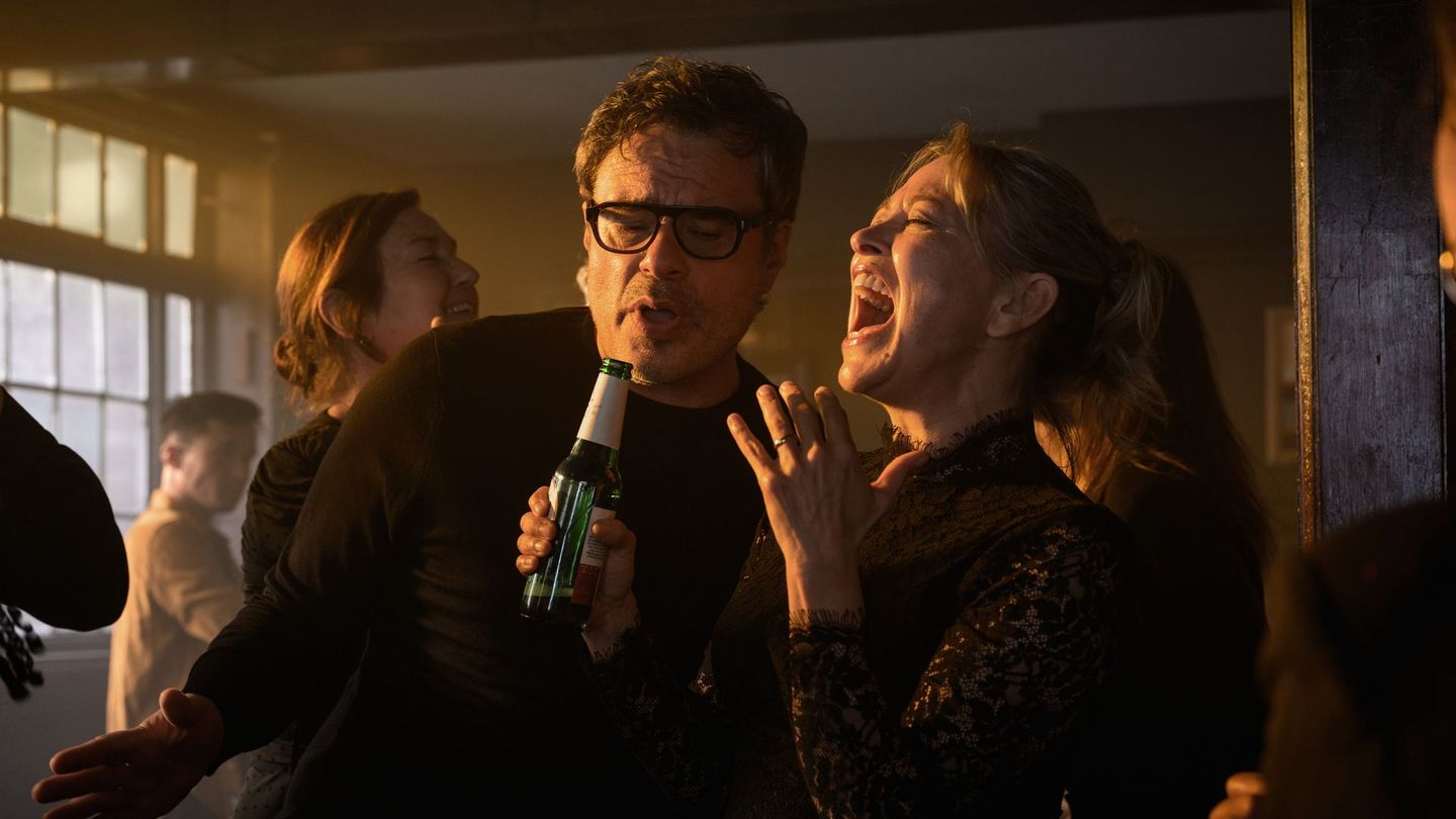 Steve (Jemaine Clement) und Alice (Nicola Walker) sind seit über 30 Jahren beste Freunde.