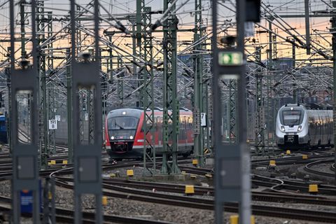 Der Stopp am Bahnhof Erfurt sorgt bei einer 29-Jährigen für unangenehme Folgen. (Symbolbild) Foto: Martin Schutt/dpa