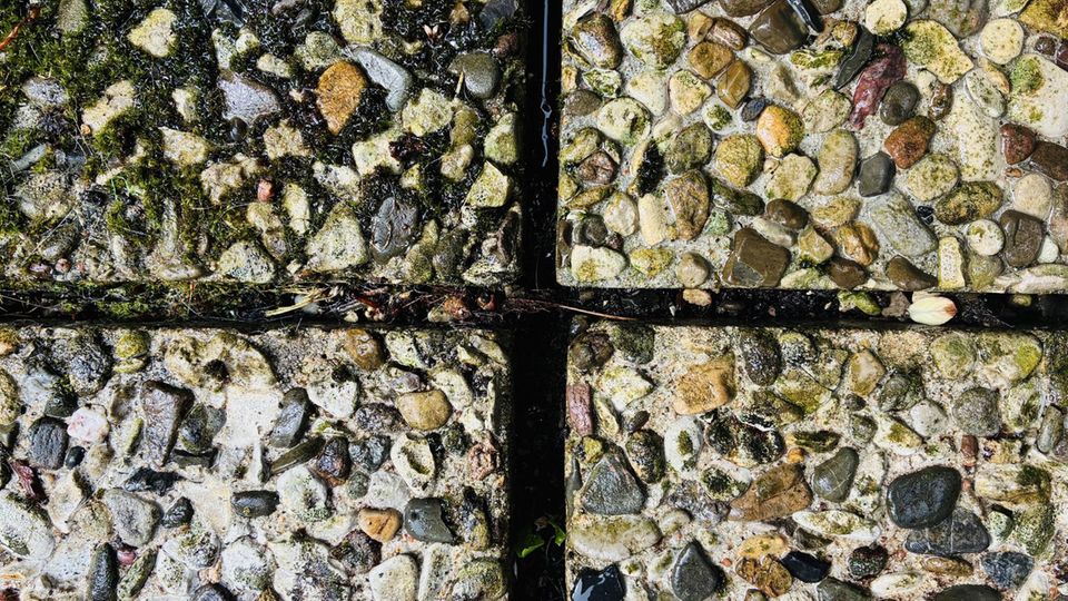 Dreckige Waschbetonplatten