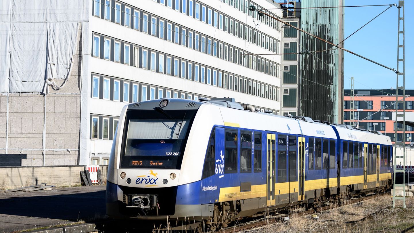 Eine Bahn des Eisenbahnverkehrsunternehmens Erixx steht im Braunschweiger Hauptbahnhof. (Symbolbild) Foto: Swen Pförtner/dpa