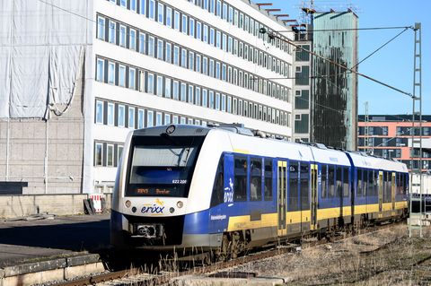 Eine Bahn des Eisenbahnverkehrsunternehmens Erixx steht im Braunschweiger Hauptbahnhof. (Symbolbild) Foto: Swen Pförtner/dpa