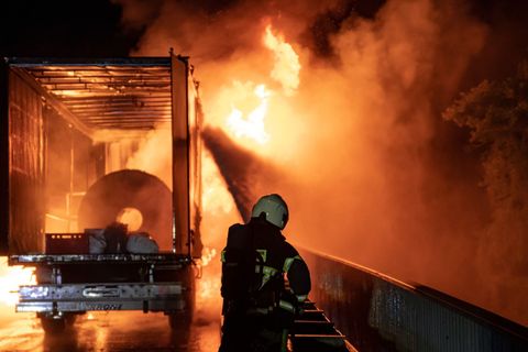 Die Feuerwehr konnte den Brand am Montagabend schnell löschen. Foto: Jonas Nolte/Feuerwehr Iserlohn/dpa