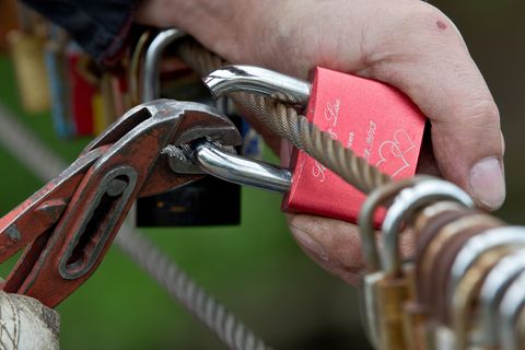 Aus und vorbei mit der Liebe: In NRW hat die Zahl der Scheidungen zugenommen. (Symbolbild) Foto: Daniel Karmann/dpa