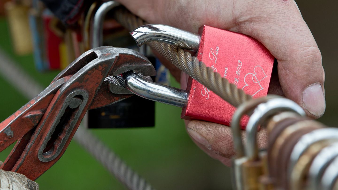 Aus und vorbei mit der Liebe: In NRW hat die Zahl der Scheidungen zugenommen. (Symbolbild) Foto: Daniel Karmann/dpa