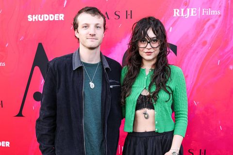 Mika Abdalla und Jake Short posieren nebeneinander auf dem roten Teppich