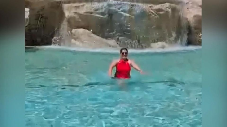 Touristin im Trevi-Brunnen in Rom