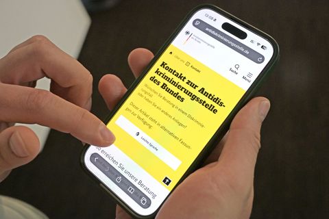 Wer sich zum Beispiel bei der Arbeit, in Geschäften oder auf Wohnungssuche benachteiligt fühlt, kann sich an die Antidiskriminie