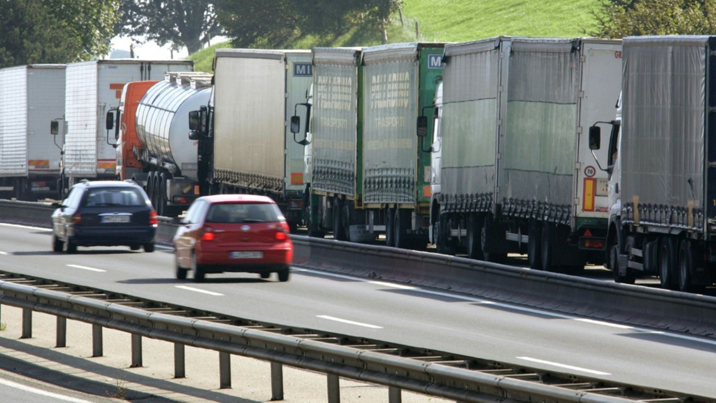 Überfüllte Rastanlagen: Digitaler Informationsdienst zeigt freie Lkw-Parkplätze