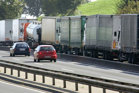 Fahrzeuge auf einer Autobahn