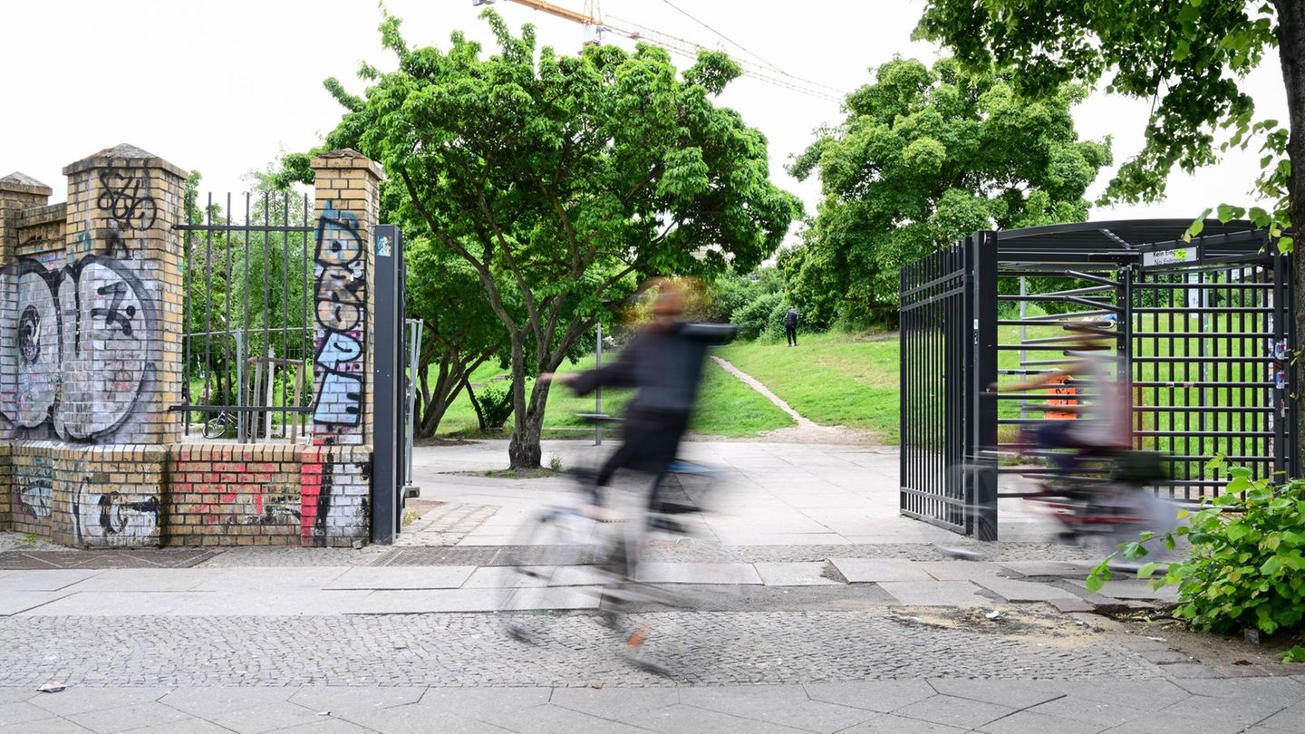 Der Görlitzer Park wurde zuletzt nachts geschlossen. Foto: Sebastian Christoph Gollnow/dpa