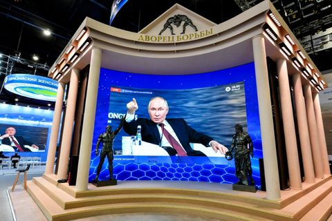 Putin bei Petersburger Wirtschaftsforum 2025