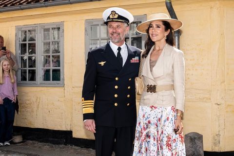 Bei bestem Wetter besuchten König Frederik und seine Ehefrau Mary am Montag das Hans-Christian-Andersen-Haus in Odense.