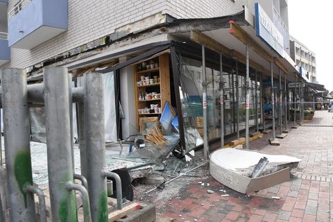 Im Zentrum von Westerland (Sylt) war am Montagabend das Beton-Vordach eines Mehrfamilienhauses mit Geschäften auf den Bürgerstei
